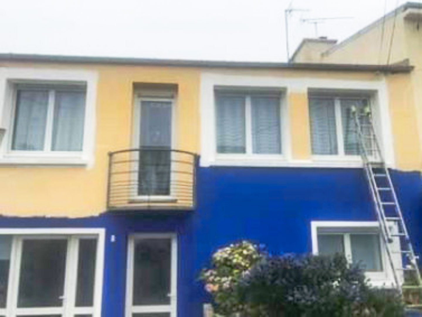 Ravalement-façade-maison-bleu-jaune-Finsitère